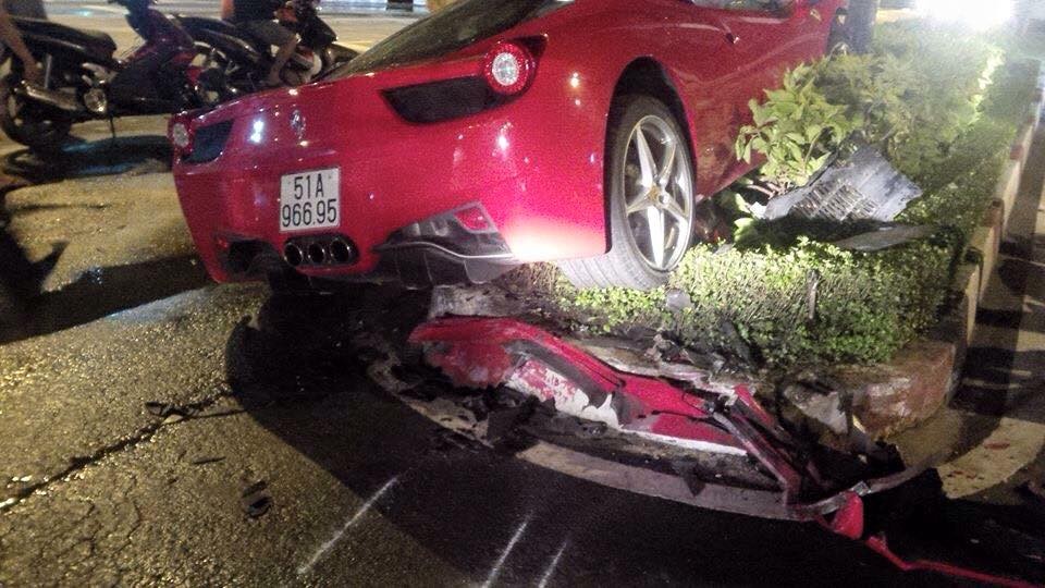 “Ngựa đỏ” Ferrari 458 Italia gặp nạn tại Sài Gòn ảnh 2