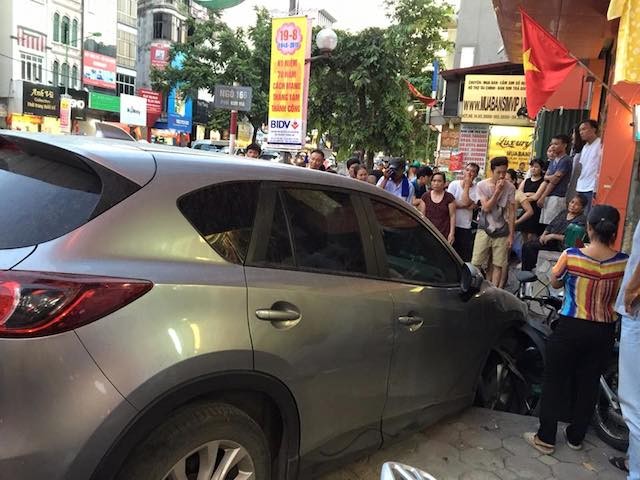 Mazda CX-5 bịt kín ngõ nhỏ sau khi đâm nhiều xe máy trên phố Kim Mã ảnh 1