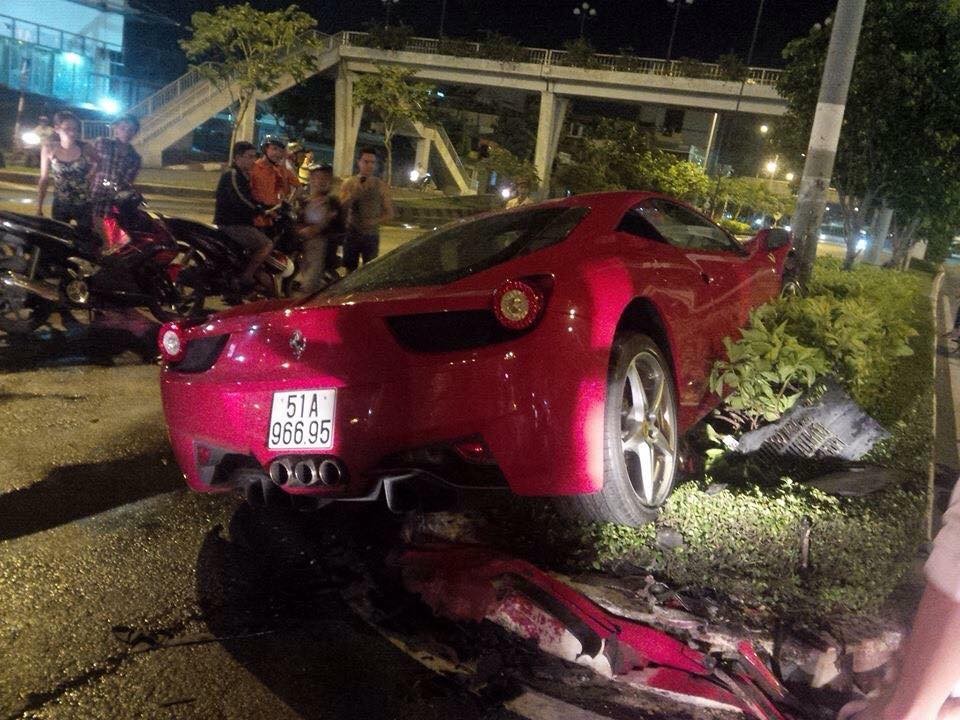 “Ngựa đỏ” Ferrari 458 Italia gặp nạn tại Sài Gòn ảnh 1