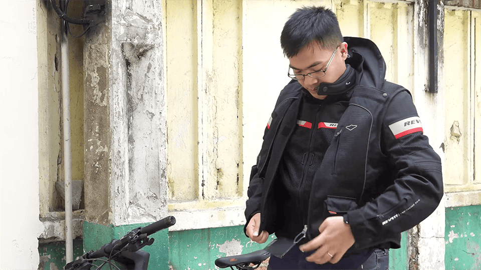 Cận cảnh loại áo chống nắng có túi khí do Việt Nam sản xuất  ảnh 1