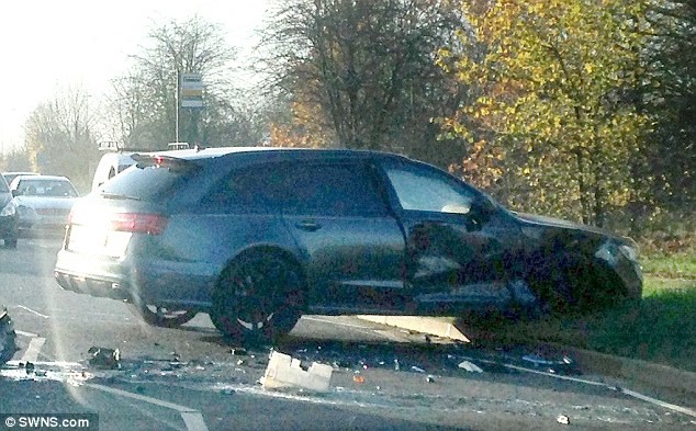 Xe Audi chở bố con David Beckham méo mó sau tai nạn ảnh 1