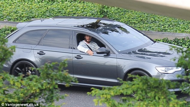 Xe Audi chở bố con David Beckham méo mó sau tai nạn ảnh 3