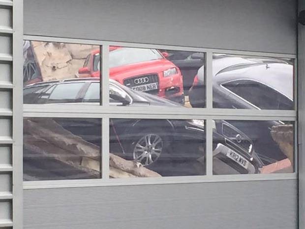 Sập trần showroom Audi, 20 xe sang bị phá hủy ảnh 1