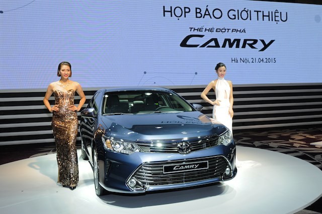 Người Việt đổ xô mua Toyota Camry mới ảnh 1