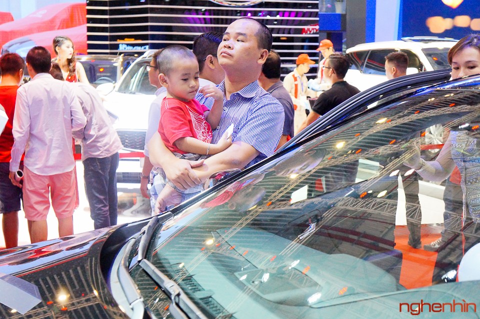 Những 'khách hàng nhí' thú vị tại triển lãm ôtô Việt Nam ảnh 4