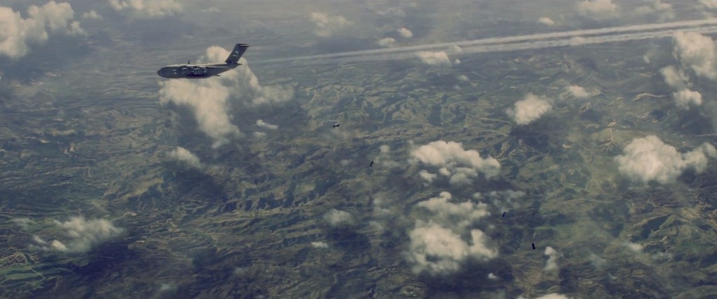 Siêu xe đọ sức giữa không trung trong ‘bom tấn’ Furious 7 ảnh 1