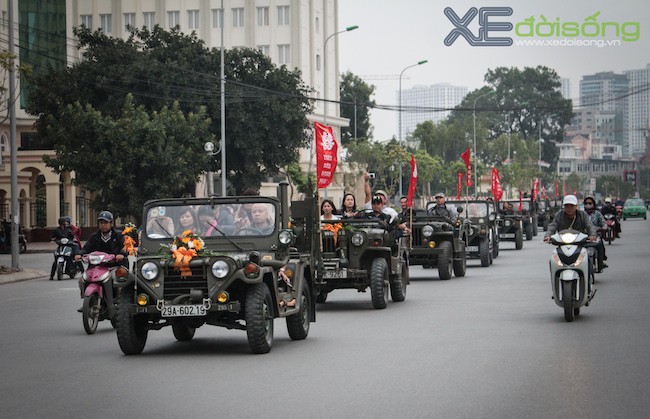 Đoàn đưa dâu hoành tráng gần 20 xe Jeep ở Hà Nội ảnh 3