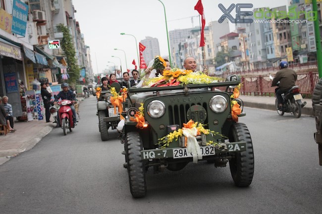 Clip đoàn xe Jeep rước dâu gây xôn xao đường phố Hà Nội ảnh 1