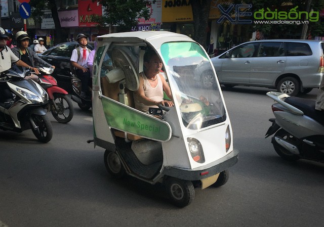 Ôtô điện kiểu dáng lạ lăn bánh trên đường phố Hà Nội ảnh 1