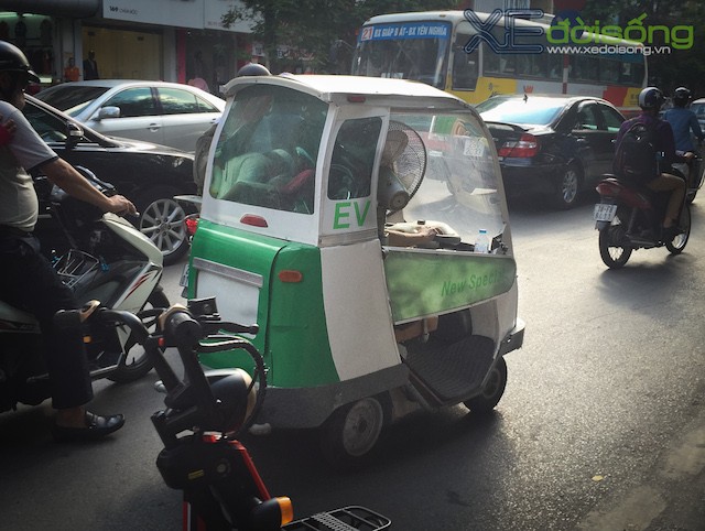 Ôtô điện kiểu dáng lạ lăn bánh trên đường phố Hà Nội ảnh 2