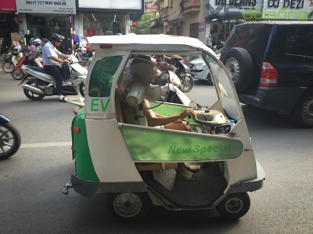 Ôtô điện kiểu dáng lạ lăn bánh trên đường phố Hà Nội ảnh 3
