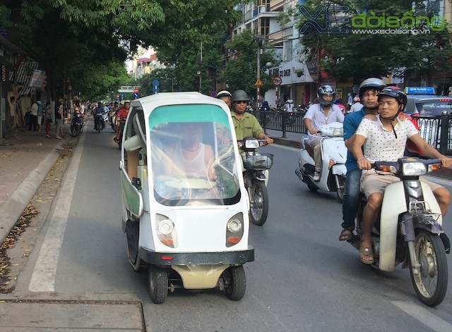 Ôtô điện kiểu dáng lạ lăn bánh trên đường phố Hà Nội ảnh 4