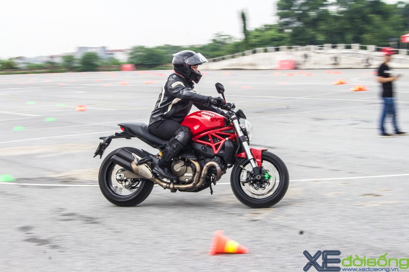Ông Khuất Việt Hùng cùng biker Việt nâng cao kỹ năng lái môtô ảnh 1