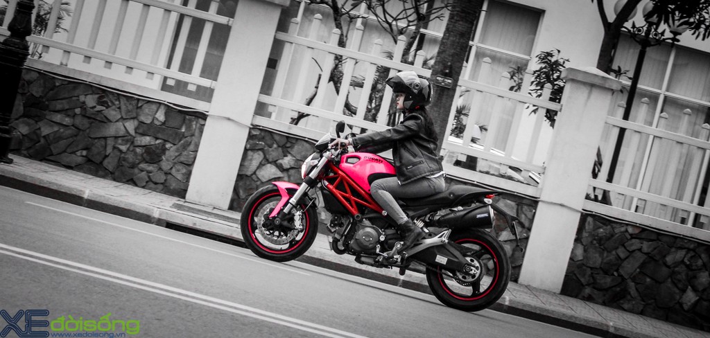 ‘Quái thú’ Ducati khoác giáp hồng của nữ biker Hà thành ảnh 3