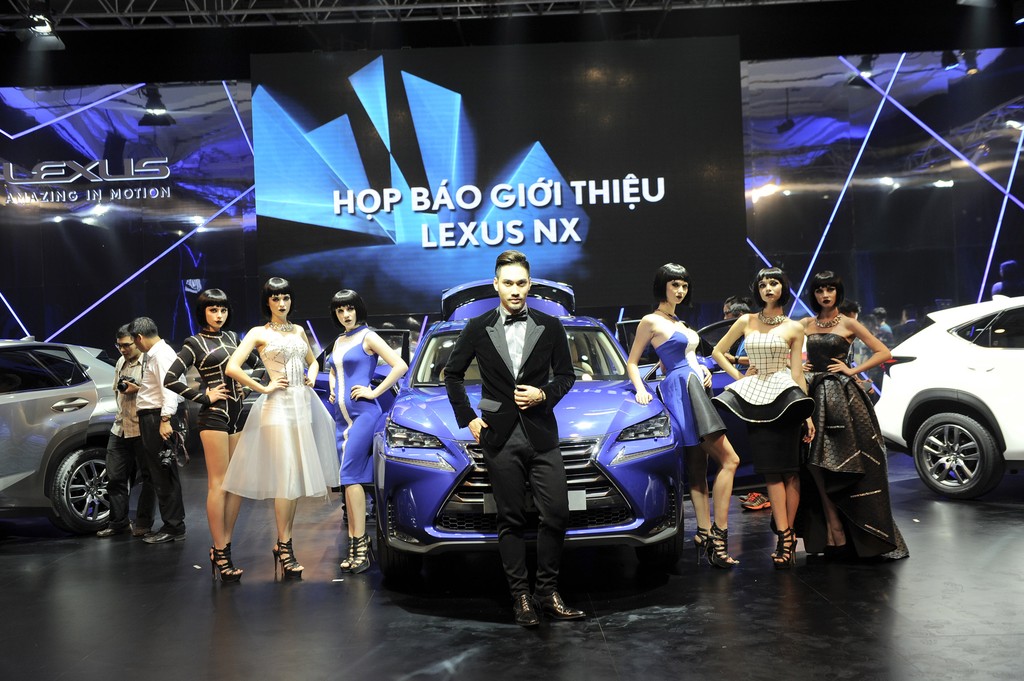 Dàn mẫu nổi loạn bên Lexus NX 200t ảnh 1