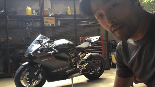 Johnny Trí Nguyễn giới thiệu về Ducati 899 Panigale tự độ ảnh 3