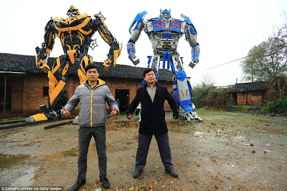 Cha con nông dân chế ôtô phế liệu thành robot Transformer ảnh 1