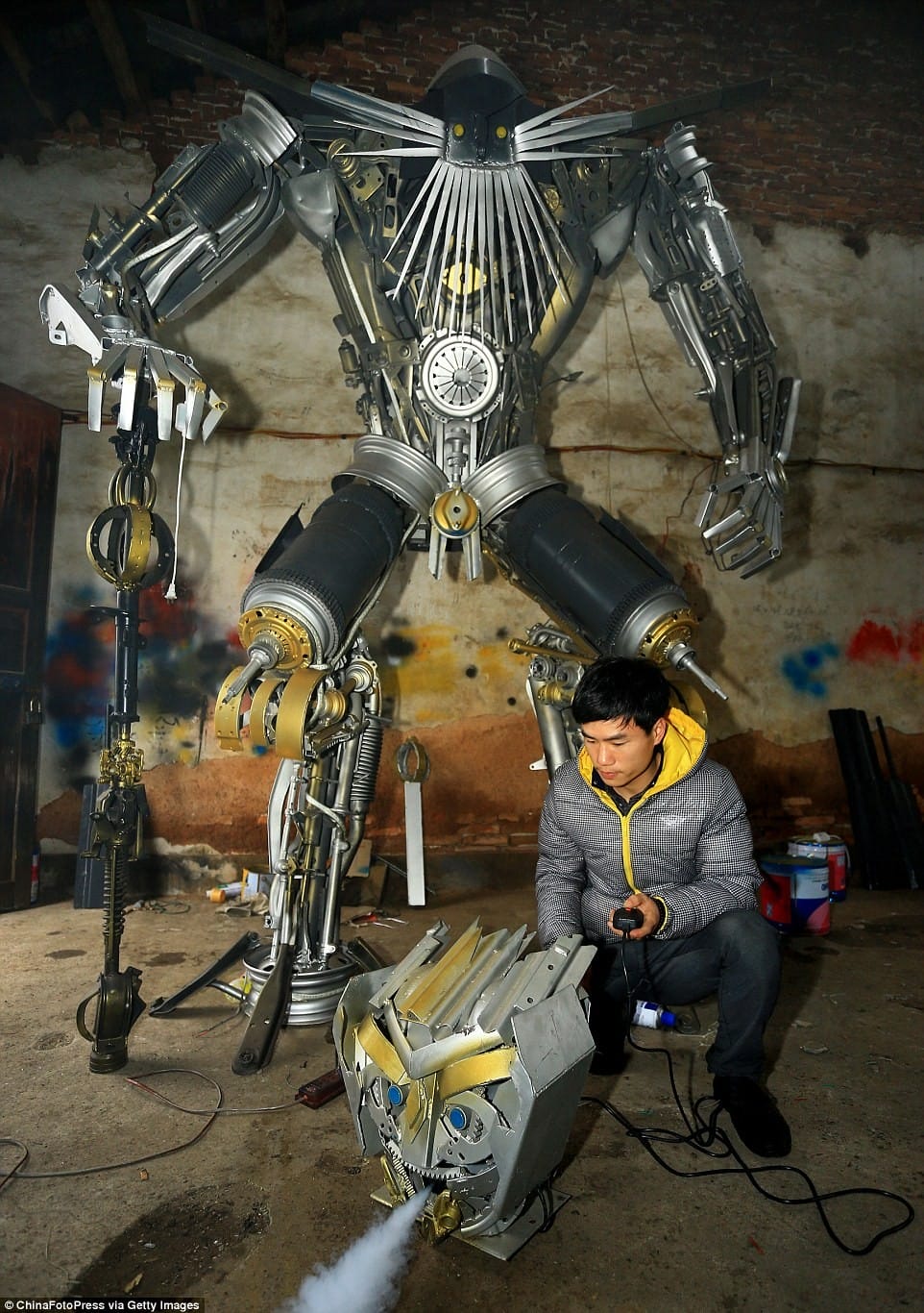 Cha con nông dân chế ôtô phế liệu thành robot Transformer ảnh 3