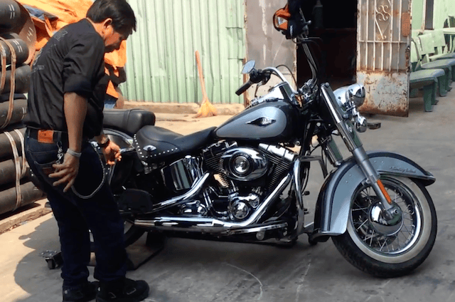 Dân chơi Harley-Davidson Việt tự chế thiết bị quay xe cực nhẹ nhàng ảnh 1