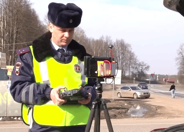 Cảnh sát Nga dùng flycam để bắt lỗi xe vi phạm luật giao thông ảnh 1