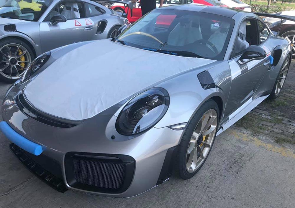 2 siêu phẩm Porsche 911 GT2 RS giá hơn 20 tỷ cập cảng Việt Nam ảnh 2