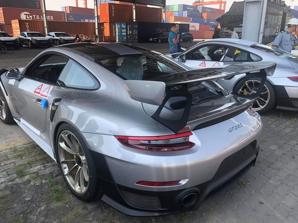 2 siêu phẩm Porsche 911 GT2 RS giá hơn 20 tỷ cập cảng Việt Nam ảnh 6