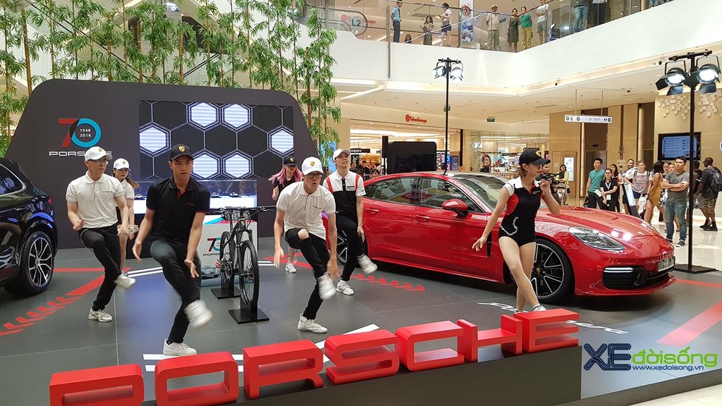 Porsche Việt Nam trưng bày Panamera và Cayenne mới tại Saigon Centre ảnh 1