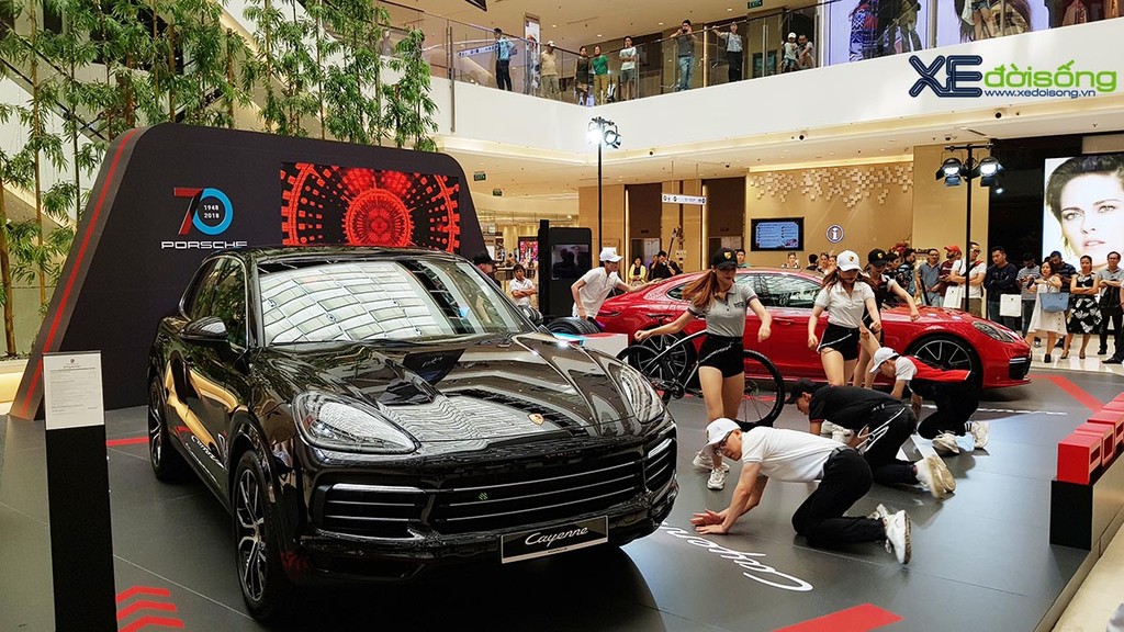 Porsche Việt Nam trưng bày Panamera và Cayenne mới tại Saigon Centre ảnh 2