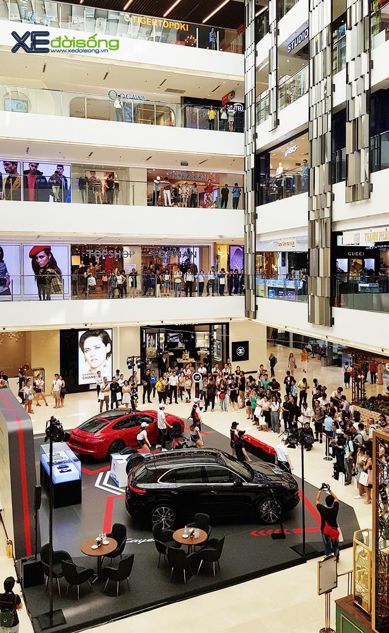 Porsche Việt Nam trưng bày Panamera và Cayenne mới tại Saigon Centre ảnh 5