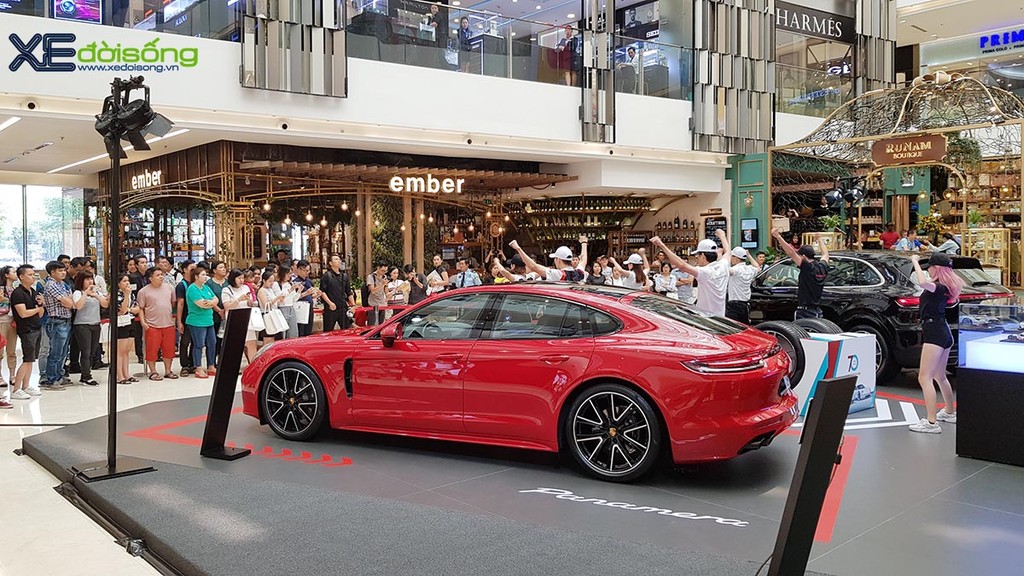 Porsche Việt Nam trưng bày Panamera và Cayenne mới tại Saigon Centre ảnh 7