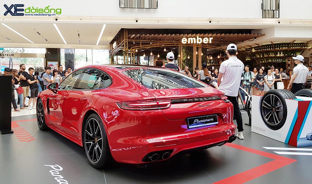 Porsche Việt Nam trưng bày Panamera và Cayenne mới tại Saigon Centre ảnh 8