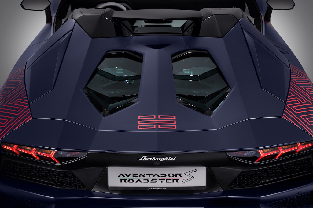 Cả Thế giới đổ dồn mắt vào Countach mới, nhưng Lamborghini còn âm thầm tung cặp đôi Aventador S 