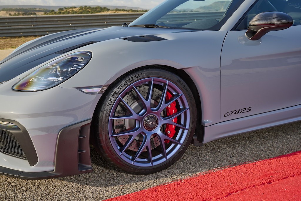 Porsche 718 GT4 RS chính thức “trình làng“: Là 911 GT3 RS nhưng động cơ đặt sai chỗ! ảnh 3