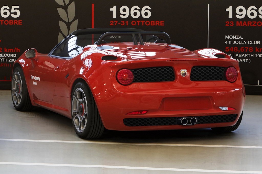 Bán “ế chỏng chơ”, xe thể thao Ý nhà Alfa Romeo “hiến xác” cho mui trần độc bản của Abarth ảnh 7