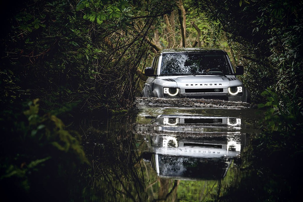 Khi Sài Gòn mưa lớn ngập nặng, Land Rover Defender mới là chiếc xe đáng mơ ước ảnh 2