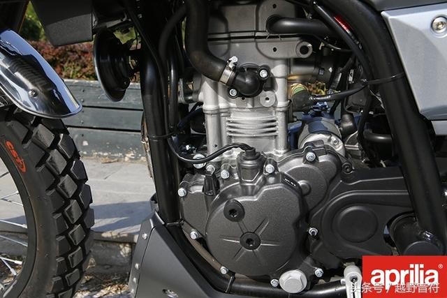 Aprilia chuẩn bị tung ra mô tô tân hoài cổ 150cc “giá mềm”, Honda CB150R hãy dè chừng! ảnh 6