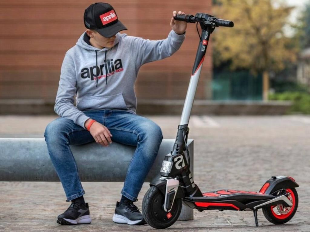 “Kém miếng khó chịu” với Ducati, Aprilia cũng làm xe điện chạy lòng vòng trong thành phố ảnh 1
