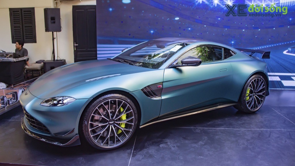 Tiếp bước Hà Nội, Aston Martin tiếp tục giới thiệu hai siêu phẩm mới tại TP.HCM: một chiếc đã thuộc về “Qua” Vũ ảnh 2