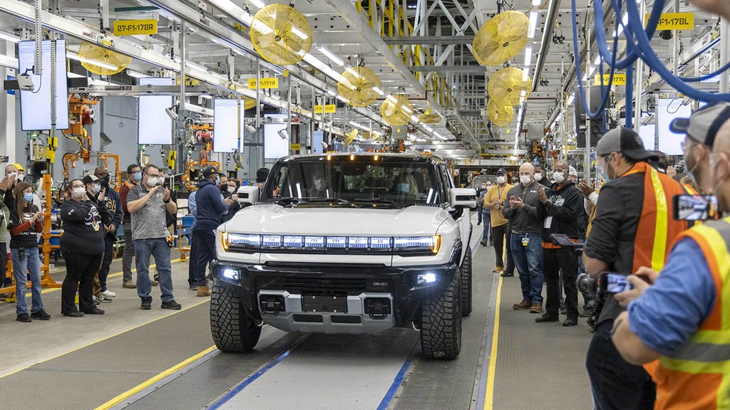 Bán tải điện HUMMER EV 2022 chính thức đi vào sản xuất, chiếc đầu tiên có giá 2,5 triệu USD ảnh 2