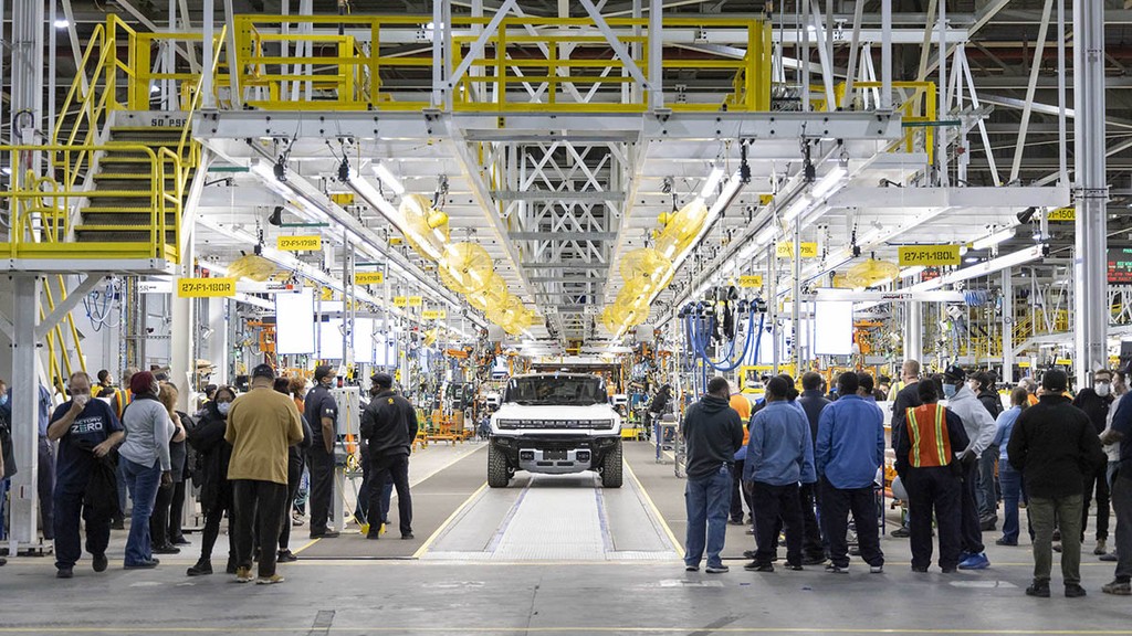 Bán tải điện HUMMER EV 2022 chính thức đi vào sản xuất, chiếc đầu tiên có giá 2,5 triệu USD ảnh 1