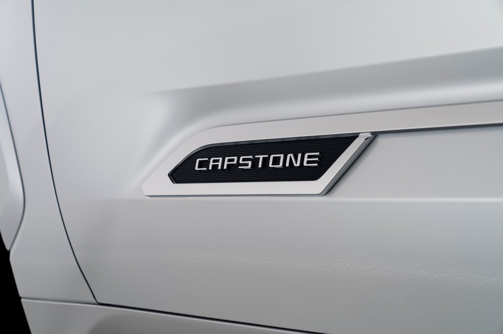 Vốn đã “ngập mặt” trang bị, bán tải Toyota Tundra nay còn có thêm bản hạng sang Capstone ảnh 4