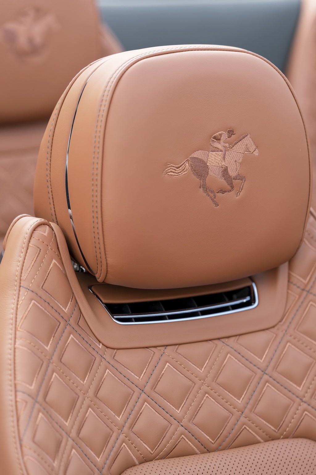 Bentley lại tạo ra xe siêu sang “hàng thửa”, lần này lấy cảm hứng từ đua ngựa ảnh 5