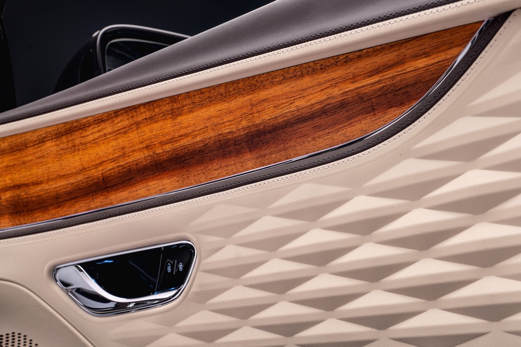 Không chỉ có động cơ “xanh”, Bentley còn thay đổi tư duy làm nội thất để bảo vệ môi trường với Flying Spur ảnh 10
