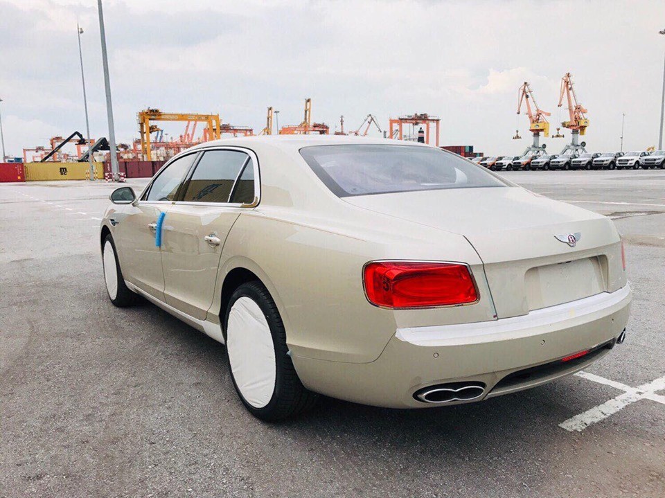 Bentley Flying Spur V8 màu White Sand duy nhất tại Việt Nam ảnh 2