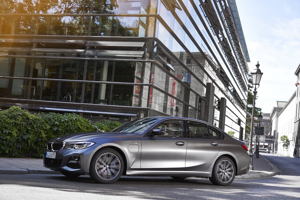 BMW tiếp tục đẩy mạnh “điện hoá” dòng sản phẩm, tung ra 3 Series và 5 Series hybrid “gía mềm“ ảnh 1