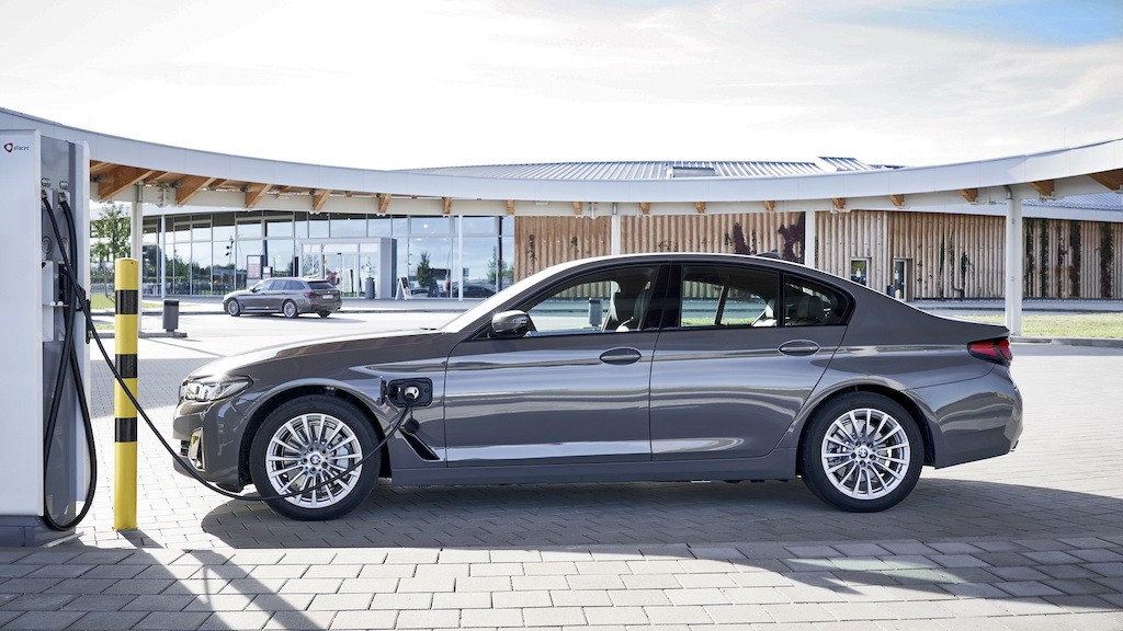 BMW tiếp tục đẩy mạnh “điện hoá” dòng sản phẩm, tung ra 3 Series và 5 Series hybrid “gía mềm“ ảnh 5