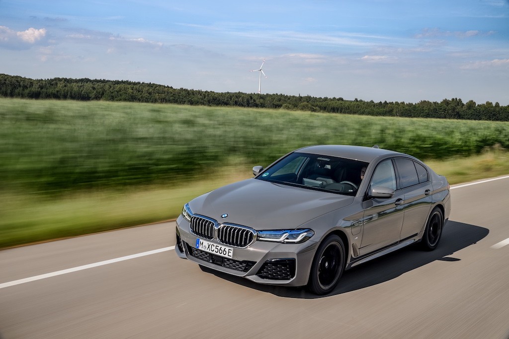 Cho tới khi M5 thế hệ mới xuất hiện, đây là chiếc BMW 5 Series động cơ xăng-điện hiệu năng cao nhất ảnh 10