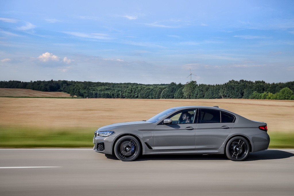 Cho tới khi M5 thế hệ mới xuất hiện, đây là chiếc BMW 5 Series động cơ xăng-điện hiệu năng cao nhất ảnh 12