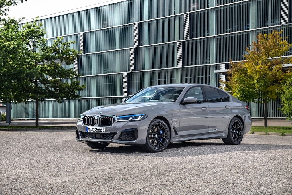 Cho tới khi M5 thế hệ mới xuất hiện, đây là chiếc BMW 5 Series động cơ xăng-điện hiệu năng cao nhất ảnh 1