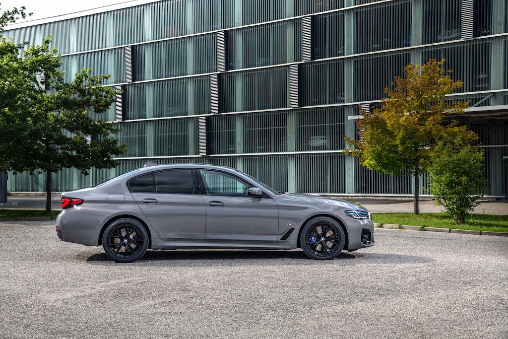 Cho tới khi M5 thế hệ mới xuất hiện, đây là chiếc BMW 5 Series động cơ xăng-điện hiệu năng cao nhất ảnh 2